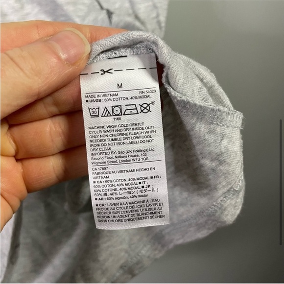 Gap Factory Favorite Tee Short Sleeve V Neck Top Blouse Eiffel Tower Size Medium - Picture 5 of 6